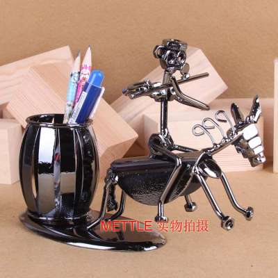 Mettle Retro Style High Quality Music Man Iron Pen Holder For Table Decoration